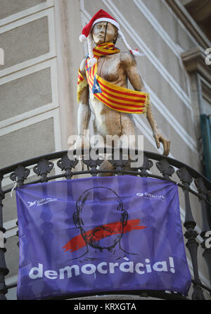 Barcelona, Spanien. 21 Dez, 2017. Eine hölzerne Figur mit einem Weihnachtsmann Mütze und eine katalanische Flagge auf der Brust Kampagnen für die Unabhängigkeit Kataloniens auf einem Balkon in Barcelona, Spanien, 21. Dezember 2017. Am gleichen Tag die Neuwahlen für das regionale Parlament in Katalonien stattfinden. Der spanische Regierungschef Rajoy verkündet die Wahlen kurz vor Weihnachten auf die Situation normalisieren nach der Unabhängigkeitserklärung des katalanischen Parlaments. Foto: Frank Rumpenhorst/dpa/Alamy leben Nachrichten Stockfoto