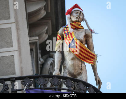 Barcelona, Spanien. 21 Dez, 2017. Eine hölzerne Figur mit einem Weihnachtsmann Mütze und eine katalanische Flagge auf der Brust Kampagnen für die Unabhängigkeit Kataloniens auf einem Balkon in Barcelona, Spanien, 21. Dezember 2017. Am gleichen Tag die Neuwahlen für das regionale Parlament in Katalonien stattfinden. Der spanische Regierungschef Rajoy verkündet die Wahlen kurz vor Weihnachten auf die Situation normalisieren nach der Unabhängigkeitserklärung des katalanischen Parlaments. Foto: Frank Rumpenhorst/dpa/Alamy leben Nachrichten Stockfoto