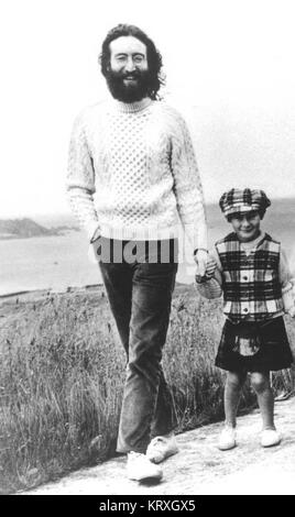 Januar 1, 1968 - The Beatles Mitglied JOHN LENNON mit seinem Sohn Julian Lennon (ab 6 Jahren) trägt einen Kilt zu Fuß in der Nähe des Meeres. John Winston Lennon, MBE (John Winston Lennon, 9. Oktober 1940, vom 8. Dezember 1980 starb) war ein englischer Sänger, Songwriter, Musiker und Friedensaktivist der Co - die Beatles, die kommerziell erfolgreiche Band in der Geschichte der populären Musik gegründet. Quelle: Globus Fotos/ZUMA Draht/Alamy leben Nachrichten Stockfoto