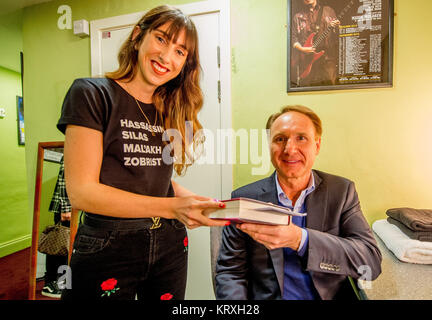 Harrogate, North Yorkshire, UK. 9. Okt. 2017. Autor Dan Brown seinen nur Großbritannien auf dem Harrogate Festivals Theater zu sprechen hid neues Buch Ursprünge Credit: Charlotte Graham/ZUMA Draht/Alamy leben Nachrichten Stockfoto