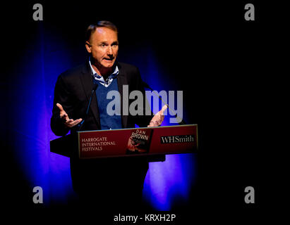 Harrogate, North Yorkshire, UK. 9. Okt. 2017. Autor Dan Brown seinen nur Großbritannien auf dem Harrogate Festivals Theater zu sprechen hid neues Buch Ursprünge Credit: Charlotte Graham/ZUMA Draht/Alamy leben Nachrichten Stockfoto