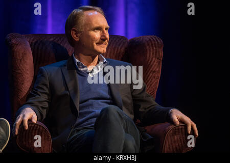Harrogate, North Yorkshire, UK. 9. Okt. 2017. Autor Dan Brown seinen nur Großbritannien auf dem Harrogate Festivals Theater zu sprechen hid neues Buch Ursprünge Credit: Charlotte Graham/ZUMA Draht/Alamy leben Nachrichten Stockfoto