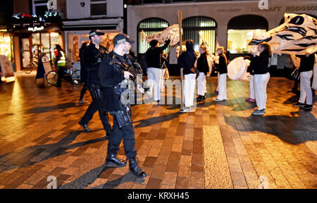 Brighton, UK. 21 Dez, 2017. Bewaffnete Polizei bei der jährlichen die Uhren Prozession durch die Straßen von Brighton der Wintersonnenwende feiern Brennen. Brennen der Uhren ist eine gemeinschaftliche Veranstaltung am 21. Dezember durch gleiche Sky Arts Group erstellt der kürzeste Tag des Jahres zu markieren. Die Menschen machen ihre eigenen Papier und Willow Laternen, die Parade durch die Stadt, bevor auf einem Lagerfeuer am Strand. Foto: Simon Dack/Alamy leben Nachrichten Stockfoto