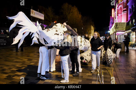 Brighton, UK. 21 Dez, 2017. Tausende beteiligen sich an den jährlichen die Uhren Prozession durch die Straßen von Brighton der Wintersonnenwende feiern Brennen. Brennen der Uhren ist eine gemeinschaftliche Veranstaltung am 21. Dezember durch gleiche Sky Arts Group erstellt der kürzeste Tag des Jahres zu markieren. Die Menschen machen ihre eigenen Papier und Willow Laternen, die Parade durch die Stadt, bevor auf einem Lagerfeuer am Strand. Foto: Simon Dack/Alamy leben Nachrichten Stockfoto