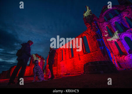 Oktober 24, 2017 - Whitby, North Yorkshire, Großbritannien - Whitby Abbey der Geburtsort von Bram Stoker Lit für Halloween. (Bild: © Charlotte Graham über ZUMA Draht) Stockfoto