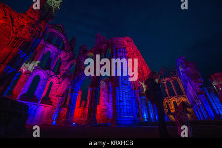 Oktober 24, 2017 - Whitby, North Yorkshire, Großbritannien - Whitby Abbey der Geburtsort von Bram Stoker Lit für Halloween. (Bild: © Charlotte Graham über ZUMA Draht) Stockfoto