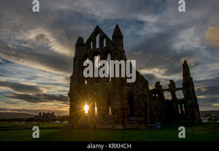 Oktober 24, 2017 - Whitby, North Yorkshire, Großbritannien - Whitby Abbey der Geburtsort von Bram Stoker Lit für Halloween. (Bild: © Charlotte Graham über ZUMA Draht) Stockfoto