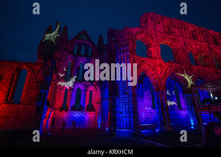 Oktober 24, 2017 - Whitby, North Yorkshire, Großbritannien - Whitby Abbey der Geburtsort von Bram Stoker Lit für Halloween. (Bild: © Charlotte Graham über ZUMA Draht) Stockfoto