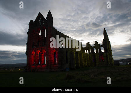 Oktober 24, 2017 - Whitby, North Yorkshire, Großbritannien - Whitby Abbey der Geburtsort von Bram Stoker Lit für Halloween. (Bild: © Charlotte Graham über ZUMA Draht) Stockfoto