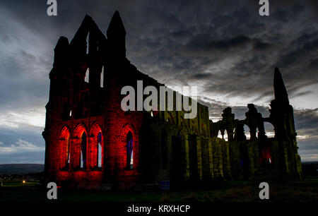 Oktober 24, 2017 - Whitby, North Yorkshire, Großbritannien - Whitby Abbey der Geburtsort von Bram Stoker Lit für Halloween. (Bild: © Charlotte Graham über ZUMA Draht) Stockfoto