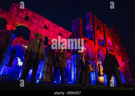 Oktober 24, 2017 - Whitby, North Yorkshire, Großbritannien - Whitby Abbey der Geburtsort von Bram Stoker Lit für Halloween. (Bild: © Charlotte Graham über ZUMA Draht) Stockfoto