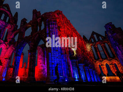 Oktober 24, 2017 - Whitby, North Yorkshire, Großbritannien - Whitby Abbey der Geburtsort von Bram Stoker Lit für Halloween. (Bild: © Charlotte Graham über ZUMA Draht) Stockfoto