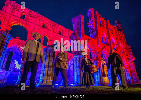 Oktober 24, 2017 - Whitby, North Yorkshire, Großbritannien - Whitby Abbey der Geburtsort von Bram Stoker Lit für Halloween. (Bild: © Charlotte Graham über ZUMA Draht) Stockfoto