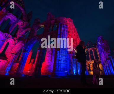 Oktober 24, 2017 - Whitby, North Yorkshire, Großbritannien - Whitby Abbey der Geburtsort von Bram Stoker Lit für Halloween. (Bild: © Charlotte Graham über ZUMA Draht) Stockfoto