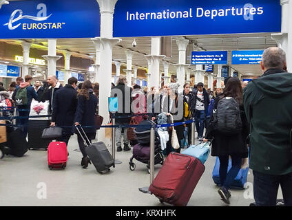 Internationalen Bahnhof St. Pancras, London, UK. 21 Dez, 2017. Festliche Urlauber nutzen die Vorteile der frühen Weihnachten Reisen auf internationalen Bahnhof St. Pancras, London als Weihnachts Kurzurlaub beginnt. Credit: Dinendra Haria/Alamy leben Nachrichten Stockfoto