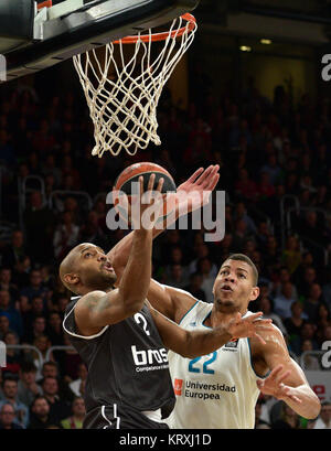 Bamberg, Deutschland. 21 Dez, 2017. Basketball: Euroleague, Brose Bamberg vs Real Madrid, Hauptrunde, 14. Spieltag bei Brose Arena in Bamberg, Deutschland, 21. Dezember 2017. Die Bamberger Ricky Hickamn (L) kämpft für den ball gegen Real Madrid Walter Tavares (R). Credit: Nicolas Armer/dpa/Alamy leben Nachrichten Stockfoto