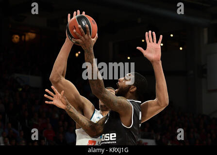 Bamberg, Deutschland. 21 Dez, 2017. Basketball: Euroleague, Brose Bamberg vs Real Madrid, Hauptrunde, 14. Spieltag bei Brose Arena in Bamberg, Deutschland, 21. Dezember 2017. Die Bamberger Dorell Wright (vorn) kämpft für den ball gegen Real Madrid Walter Tavares. Credit: Nicolas Armer/dpa/Alamy leben Nachrichten Stockfoto