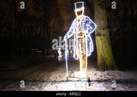 Polen, Warschau, Dezember 2017: Schnee schmelzen und regnerischen Wetter in Lazienki Park 21. Lazienki Palast ist mit rosa Beleuchtung abgedeckt. © Madeleine Ratz/Alamy leben Nachrichten Stockfoto