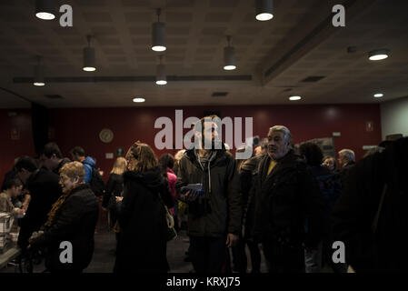Barcelona, Spanien. 21 Dez, 2017. Bewohner gesehen Schlange, während die Überschrift zum Wahllokal für die Katalonien Landtagswahl. Katalanisch begann heute eine neue Regierung zu wählen, mit zwei Wahl, ein Pro zu werden - Unabhängigkeit der Parteien oder der Region als Teil Spaniens zu halten. Credit: SOPA/ZUMA Draht/Alamy leben Nachrichten Stockfoto