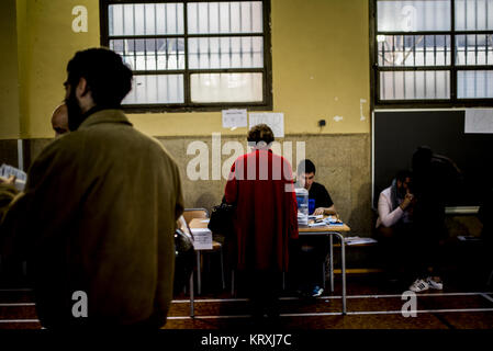 Barcelona, Spanien. 21 Dez, 2017. Eine Frau gesehen, ihre Stimmabgabe im Wahllokal für die Katalonien Landtagswahl. Katalanisch begann heute eine neue Regierung zu wählen, mit zwei Wahl, ein Pro zu werden - Unabhängigkeit der Parteien oder der Region als Teil Spaniens zu halten. Credit: SOPA/ZUMA Draht/Alamy leben Nachrichten Stockfoto
