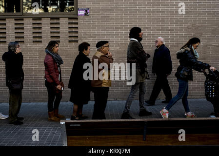 Barcelona, Spanien. 21 Dez, 2017. Bewohner gesehen Schlange, die überschrift zum Wahllokal für die Katalonien Landtagswahl. Katalanisch begann heute eine neue Regierung zu wählen, mit zwei Wahl, ein Pro zu werden - Unabhängigkeit der Parteien oder der Region als Teil Spaniens zu halten. Credit: SOPA/ZUMA Draht/Alamy leben Nachrichten Stockfoto