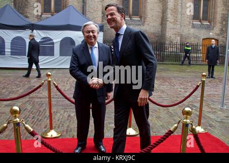 (171221) - DEN HAAG, Dez. 21, 2017 (Xinhua) - der niederländische Ministerpräsident Mark Rutte (R) erhält Generalsekretär der Vereinten Nationen, Antonio Guterres, in Den Haag, Niederlande, am Dez. 21, 2017. In Anwesenheit von unter anderem Generalsekretär der Vereinten Nationen, Antonio Guterres und Dutch King Willem-Alexander, dem Internationalen Strafgerichtshof für das ehemalige Jugoslawien (ICTY) seine Pforten nach 24 Jahren mit einer Abschlussfeier im 'Ridderzaal', oder der Rittersaal geschlossen, in Den Haag am Donnerstag. (Xinhua / Sylvia Lederer) Stockfoto