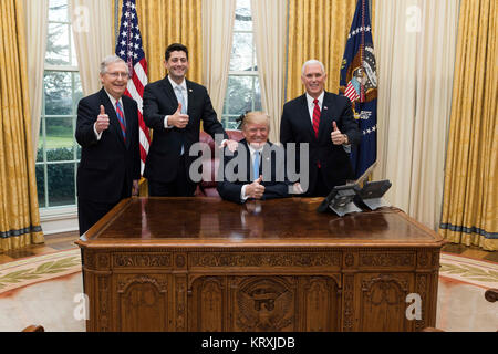 Washington, Vereinigte Staaten von Amerika. 20 Dez, 2017. Us-Präsident Donald Trump feiert die Passage der Steuersenkungen Handeln mit Vice President Mike Pence, rechts, Mehrheitsführer im Senat, Mitch McConnell, Links, und Sprecher des Hauses Paul Ryan im Oval Office des Weißen Hauses vom 20. Dezember 2017 in Washington, DC. Credit: Planetpix/Alamy leben Nachrichten Stockfoto