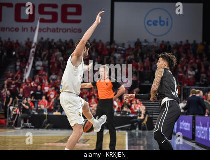 Bamberg, Deutschland. 21 Dez, 2017. Basketball - Euroleague - Brose Bamberg vs Real Madrid - Bild (L-R) Felipe Reyes (Real Madrid,#9) Drücke Daniel Hackett (Brose Bamberg, #0) bei Beginn der zweiten Hälfte. Credit: Ryan Evans/Alamy leben Nachrichten Stockfoto