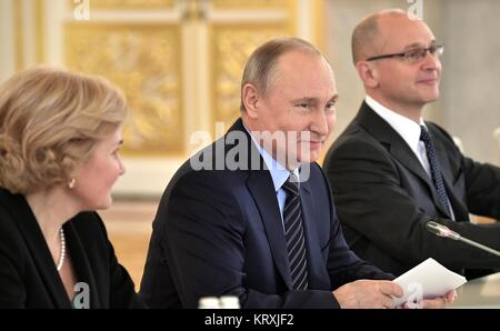 Moskau, Russland. 21 Dez, 2017. Der russische Präsident Wladimir Putin mit dem stellvertretenden Premierminister Olga Golodets, Links, und Erster Stellvertretender Stabschef Sergei Kiriyenko während einer Sitzung des Rates für Kultur und Kunst an der Kreml Dezember 21, 2017 in Moskau, Russland. Credit: Planetpix/Alamy leben Nachrichten Stockfoto