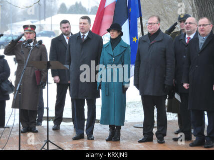 (171221) - Valka/Valga, Dez. 21, 2017 (Xinhua) - die lettische Präsidentin Raimonds VEJONIS (3 L) und estnische Präsident Kersti Kaljulaid (4. L) die Feier Gedenkfeier am ehemaligen Grenzübergang zwischen Valka in Lettland und in Estland Valga teilnehmen, am Dez. 21, 2017. Die Präsidenten der baltischen Nachbarn Lettland und Estland traf am Donnerstag, dem ersten Jahrzehnt ihrer Länder im Schengen-raum zu markieren. (Xinhua / Janis) Stockfoto