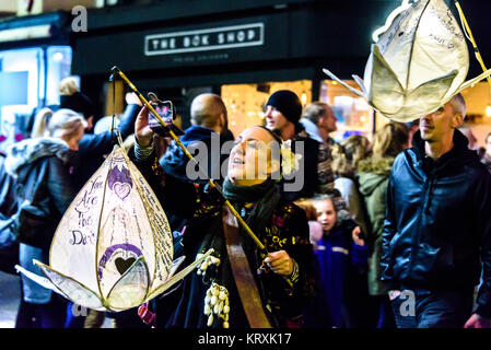 Brighton, UK. 21 Dez, 2017. Die Uhren Laternenumzug in East Street, Brighton. Photo Credit: Julia Claxton/Alamy Leben Nachrichten Brennen Stockfoto