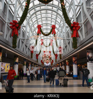 Chicago, USA. O'Hare Airport, 21 Dez, 2017: Flyer fahren Sie unter Urlaub Dekorationen am Flughafen O'Hare zu Beginn der busy Holiday Travel season. In diesem Jahr wird vorausgesagt, neue Datensätze an den Chicago O'Hare und Midway Flughäfen zu setzen. Credit: D Gast Smith/Alamy leben Nachrichten Stockfoto