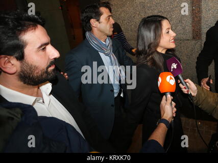 Barcelona, Spanien. 21 Dez, 2017. Politiker von Ines Arrimadas Bürger mit ihrem Ehemann, Xavier Cima in Barcelona. 22/12/2017 Credit: Gtres Información más Comuniación auf Linie, S.L./Alamy leben Nachrichten Stockfoto