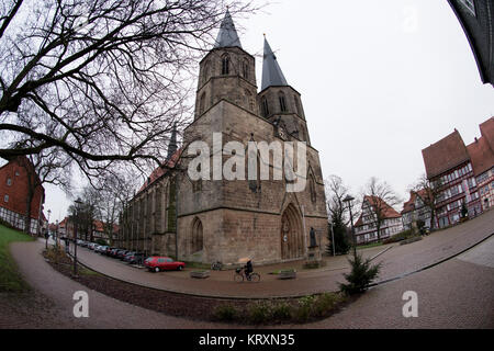 Duderstadt, Deutschland. 20 Dez, 2017. Die Basilika des Heiligen Cyriakus ist mit einem stationären Bank card Prozessor in Duderstadt, Deutschland, 20. Dezember 2017 ausgestattet. In dieser Pfarrei, Spender nicht mehr Bargeld benötigen, um die Wartung der Basilika zu unterstützen und können ihre Beiträge der Karte statt. Credit: Swen Pförtner/dpa/Alamy leben Nachrichten Stockfoto