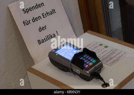 Duderstadt, Deutschland. 20 Dez, 2017. Eine stationäre Bank card Prozessor steht in der Basilika St. Cyriakus in Duderstadt, Deutschland, 20. Dezember 2017. In dieser Pfarrei, Spender nicht mehr Bargeld benötigen, um die Wartung der Basilika zu unterstützen und können ihre Beiträge der Karte statt. Credit: Swen Pförtner/dpa/Alamy leben Nachrichten Stockfoto