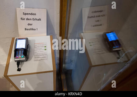 Duderstadt, Deutschland. 20 Dez, 2017. Eine stationäre Bank card Prozessor steht in der Basilika St. Cyriakus in Duderstadt, Deutschland, 20. Dezember 2017. In dieser Pfarrei, Spender nicht mehr Bargeld benötigen, um die Wartung der Basilika zu unterstützen und können ihre Beiträge der Karte statt. Credit: Swen Pförtner/dpa/Alamy leben Nachrichten Stockfoto