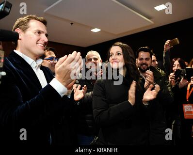 Barcelona, Spanien. 21 Dez, 2017. Kandidat für die Bürgerinnen und Bürger Partei Ines Arrimadas (R W) und Präsident von Bürgerinnen und Bürger Partei Albert Rivera (L) die Medien treffen nach dem Ergebnis der Wahlen kam in Barcelona, Spanien, Dez. 21, 2017. Die pro-Einheit der Katalanischen Partei die Bürgerinnen und Bürger (Cs) gewann den meisten Stimmen mit 25 Prozent im Snap Landtagswahl am Donnerstag, mit 99,5 Prozent der Stimmen ausgezählt. Quelle: Guo Qiuda/Xinhua/Alamy leben Nachrichten Stockfoto