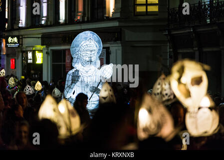 Brighton, England, UK. 21 Dez, 2017. Brighton, East Sussex. Dezember 2017 21. Das Brennen der Uhren-Parade. Die Veranstaltung, die von Community Arts Organisation gleichen Himmel organisiert, der kürzeste Tag des Jahres - die Wintersonnenwende. Die Parade, mit hunderten von Teilnehmern jedes mit beleuchteten Laternen, geht durch die Straßen im Zentrum von Brighton und kulminiert mit einem Feuer auf der Strandpromenade. Credit: Francesca Moore/Alamy leben Nachrichten Stockfoto