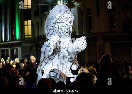 Brighton, England, UK. 21 Dez, 2017. Brighton, East Sussex. Dezember 2017 21. Das Brennen der Uhren-Parade. Die Veranstaltung, die von Community Arts Organisation gleichen Himmel organisiert, der kürzeste Tag des Jahres - die Wintersonnenwende. Die Parade, mit hunderten von Teilnehmern jedes mit beleuchteten Laternen, geht durch die Straßen im Zentrum von Brighton und kulminiert mit einem Feuer auf der Strandpromenade. Credit: Francesca Moore/Alamy leben Nachrichten Stockfoto