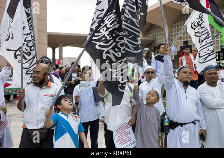 Kuala Lumpur, Malaysia. 22 Dez, 2017. Malaysische muslilms halten Fahnen während einer Solidarität in Putrajaya Moschee, Malaysia am 22. Dezember 2017. Hunderte Menschen versammeln sich in der putrajaya Moschee über Washingtons umstrittene Bewegung Jerusalem als Hauptstadt Israels zu erkennen. Quelle: Chris Jung/ZUMA Draht/Alamy leben Nachrichten Stockfoto