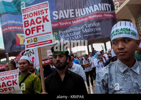 KUALA LUMPUR, Malaysia - 22 Dezember: Demonstrant halten Sie eine Plakette Meldung während der Solidarität speichern Baitulmaqdis (Jerusalem) außerhalb Kuala Lumpur am 22. Dezember 2017. Tausende von malaysischen Muslime versammelt, um gegen die Ankündigung der US-Präsident Donald Trump, dass die Vereinigten Staaten Jerusalem als Hauptstadt von Israel anerkennen würde nach dem Freitagsgebet zu protestieren. Credit: Samsul sagte/LBA/Alamy leben Nachrichten Stockfoto