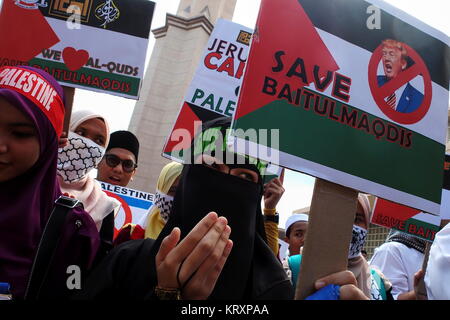 KUALA LUMPUR, Malaysia - 22 Dezember: Demonstrant zeigen eine Plakette Meldung während der Solidarität speichern Baitulmaqdis (Jerusalem) außerhalb Kuala Lumpur am 22. Dezember 2017. Tausende von malaysischen Muslime versammelt, um gegen die Ankündigung der US-Präsident Donald Trump, dass die Vereinigten Staaten Jerusalem als Hauptstadt von Israel anerkennen würde nach dem Freitagsgebet zu protestieren. Credit: Samsul sagte/LBA/Alamy leben Nachrichten Stockfoto