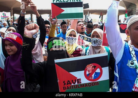 KUALA LUMPUR, Malaysia - 22 Dezember: Demonstrant zeigen eine Plakette Meldung während der Solidarität speichern Baitulmaqdis (Jerusalem) außerhalb Kuala Lumpur am 22. Dezember 2017. Tausende von malaysischen Muslime versammelt, um gegen die Ankündigung der US-Präsident Donald Trump, dass die Vereinigten Staaten Jerusalem als Hauptstadt von Israel anerkennen würde nach dem Freitagsgebet zu protestieren. Credit: Samsul sagte/LBA/Alamy leben Nachrichten Stockfoto