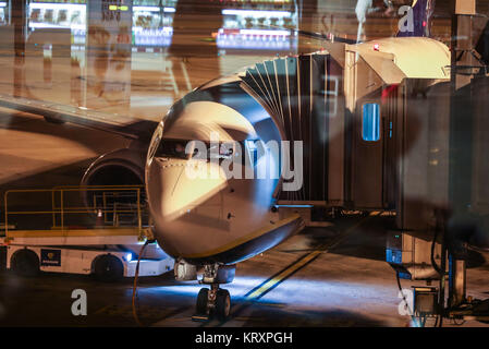 Frankfurt am Main, Deutschland. 22 Dez, 2017. Frankfurt am Main, Deutschland. 21 Dez, 2017. Ein Flugzeug der Fluggesellschaft Ryanair am Flughafen in Barcelona, Spanien, unter der Leitung zum Frankfurter Flughafen in Frankfurt am Main, Deutschland, 21. Dezember 2017. Die Union "Vereinigung Cockpit" (VC) bezeichnet alle Piloten permanent durch Ryanair beschäftigt an ihren deutschen Basen ab 5: 00 Uhr bis 9:00 Uhr. Foto: Frank Rumpenhorst/dpa Quelle: dpa Picture alliance/Alamy Leben Nachrichten Quelle: dpa Picture alliance/Alamy leben Nachrichten Stockfoto