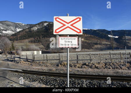 stuhlfelden, St. andreas Kreuz, Bahnübergang, Tafel, Schild, Schmalspurbahn, Sonnenaufgang, Pinzhauer lokalbahn Stockfoto