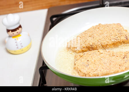 Cordon bleu Zubereitung: Braten ein Cordon bleu Stockfoto