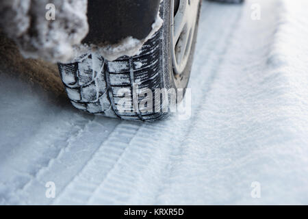 Autoreifen auf Winterdienst Stockfoto