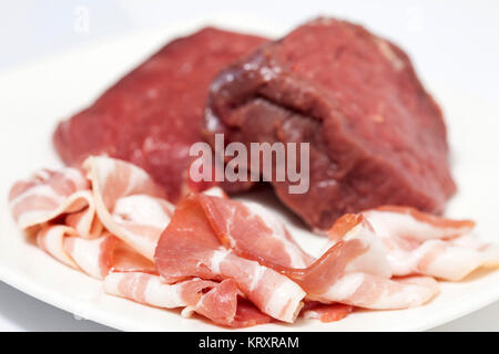 Filet Mignon Vorbereitung: Raw Medaillons vom Rinderfilet und Schweinespeck Stockfoto