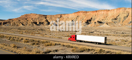 Auflieger Long Haul 18 Wheeler Big Rig Red Truck Stockfoto