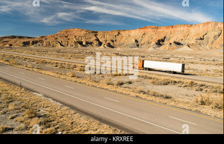 Über den Road Langstrecke 18 Wheeler Big Rig Truck Stockfoto